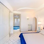 Relais Bijoux Bed & Breakfast 4*